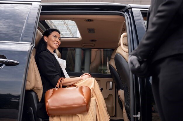 limo with Chauffeur service in dubai